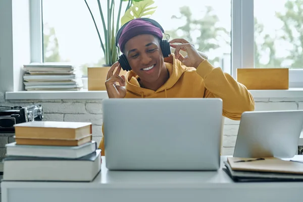 Cheerful African Man Headphones Enjoying Music While Sitting His Working — Stockfoto
