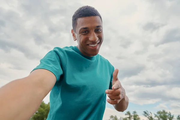 Visão Baixo Ângulo Homem Africano Feliz Fazendo Selfie Gesticulando Com — Fotografia de Stock