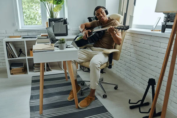 Çalışırken Akustik Gitar Çalan Kendinden Emin Bir Afrikalı — Stok fotoğraf