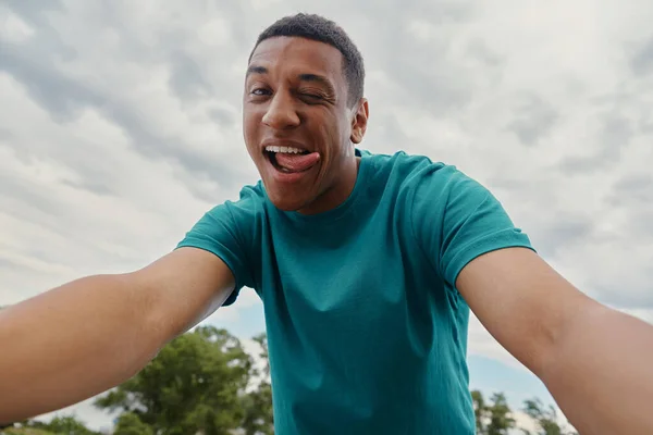 Låg Vinkel Syn Lekfull Ung Afrikansk Man Gör Selfie Med — Stockfoto