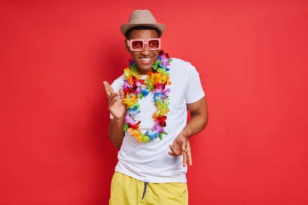 Jovem Alegre Colar Havaiano Dançando Contra Fundo Vermelho — Fotografia de Stock