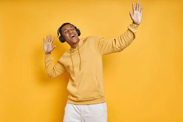 Glad Afrikansk Man Hörlurar Dansar Stående Mot Gul Bakgrund — Stockfoto