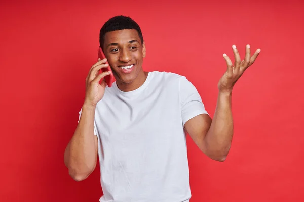 Cheerful African Man Talking Mobile Phone While Standing Red Background — Stockfoto