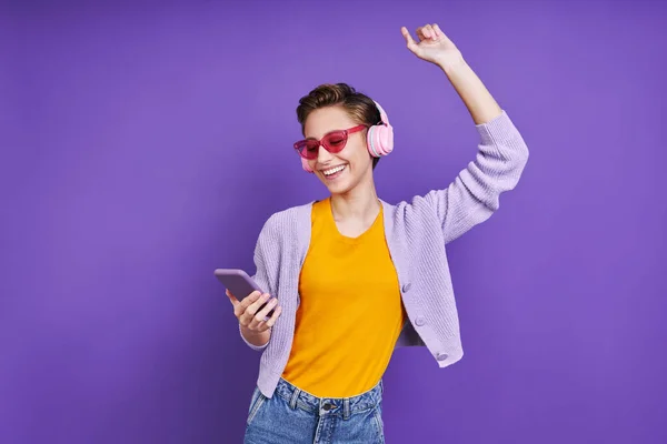 Femme Joyeuse Dans Les Écouteurs Profitant Musique Danse Tout Tenant — Photo