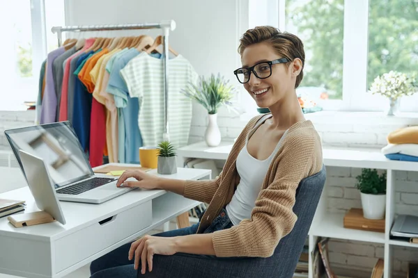 Hermosa Mujer Joven Mirando Cámara Sonriendo Mientras Trabaja Oficina Tienda — Foto de Stock