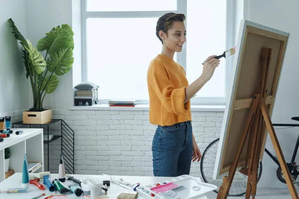 아름다운 여자가 스튜디오에서 그림을 그리면서 — 스톡 사진