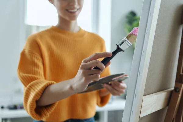 Nahaufnahme Einer Lächelnden Frau Die Kunstatelier Zeichnet — Stockfoto