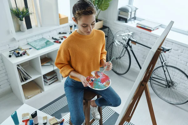아름다운 여자가 스튜디오에서 그림을 그리면서 색깔을 혼합하는 모습의 — 스톡 사진