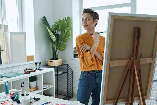 Joven Alegre Mirada Inspirada Mientras Dibuja Estudio Arte —  Fotos de Stock