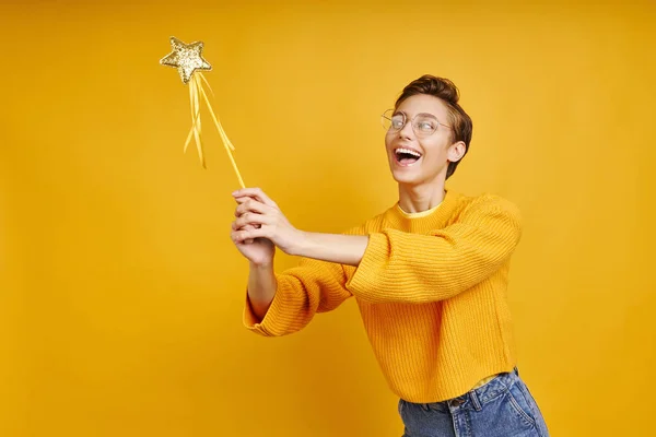 Zabawna Młoda Kobieta Trzyma Magiczną Różdżkę Stojąc Żółtym Tle — Zdjęcie stockowe
