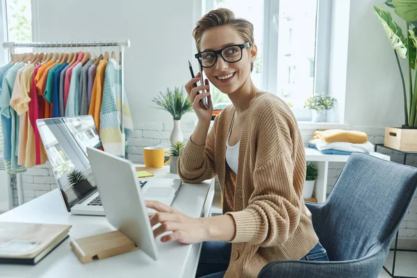 Joyeux Jeune Femme Parlant Sur Téléphone Portable Tout Travaillant Dans — Photo