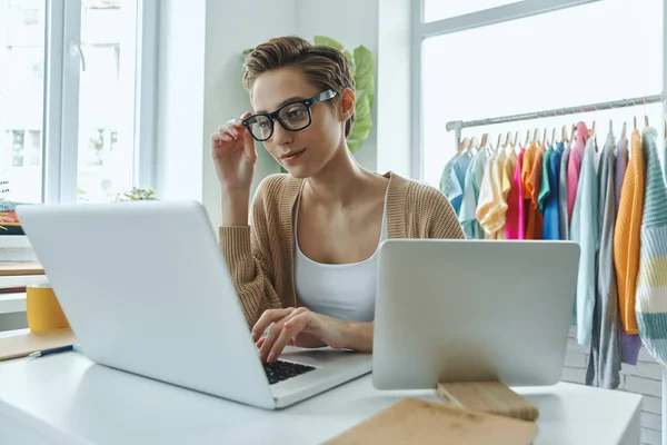 Selbstbewusste Junge Frau Benutzt Laptop Bei Der Arbeit Modegeschäft — Stockfoto