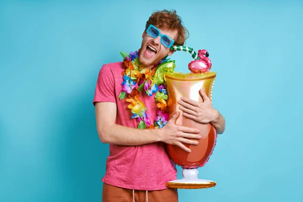 Cheerful Man Hawaiian Necklace Carrying Cocktail Shaped Balloon Blue Background — Stock Photo, Image