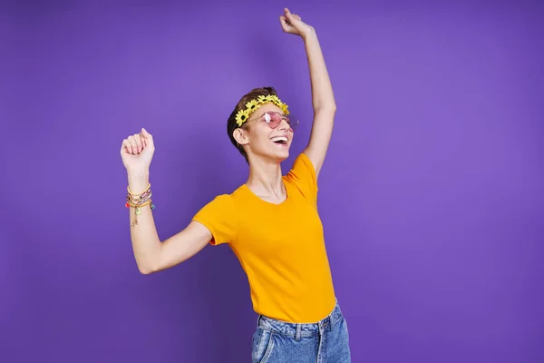 年轻快乐的女人 头戴花冠 站在紫色背景下做手势 — 图库照片