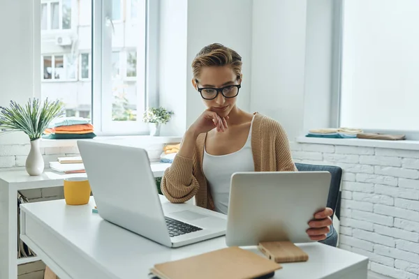 Jeune Femme Concentrée Utilisant Les Technologies Tout Travaillant Dans Bureau — Photo