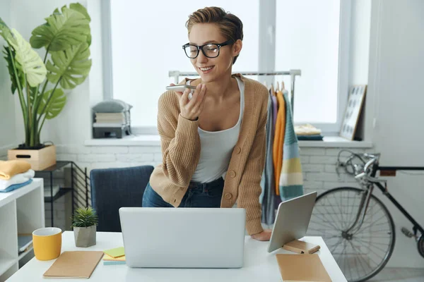 Glada Ung Kvinna Talar Mobiltelefon När Arbetar Mode Butik Kontor — Stockfoto