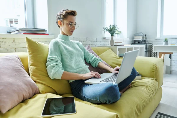Впевнена Молода Жінка Працює Ноутбуці Сидячи Дивані Вдома — стокове фото