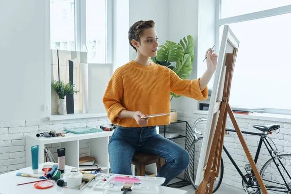 Hermosa Mujer Joven Buscando Concentrado Mientras Dibuja Estudio Arte —  Fotos de Stock