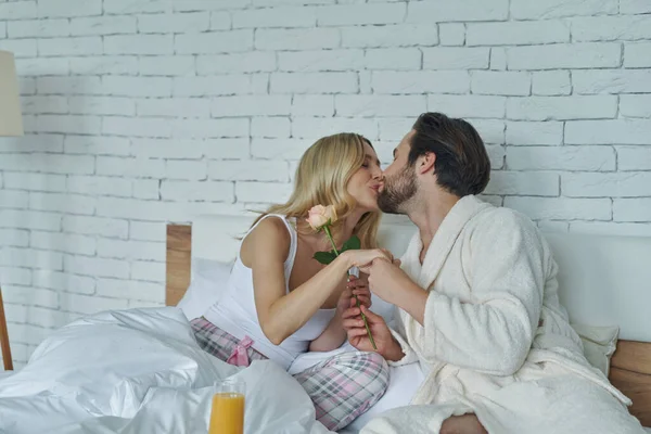 Bonito Jovem Casal Beijando Enquanto Toma Café Manhã Cama — Fotografia de Stock