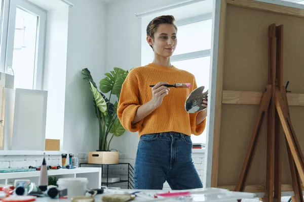 Beautiful Young Woman Looking Thoughtful While Drawing Art Studio —  Fotos de Stock