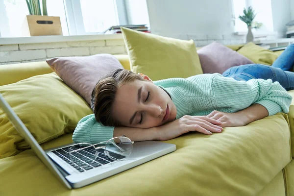 Mulher Bonita Cochilando Com Cabeça Laptop Enquanto Deitada Sofá Casa — Fotografia de Stock