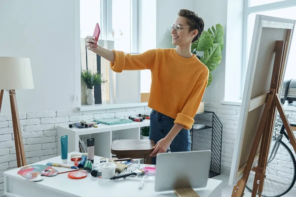 Happy Young Woman Photographing Her Paint Art Studio — Stockfoto