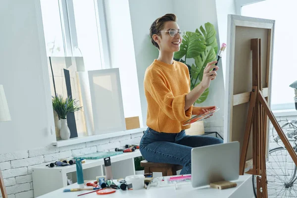 Beautiful Young Woman Looking Excited While Drawing Art — Stock fotografie