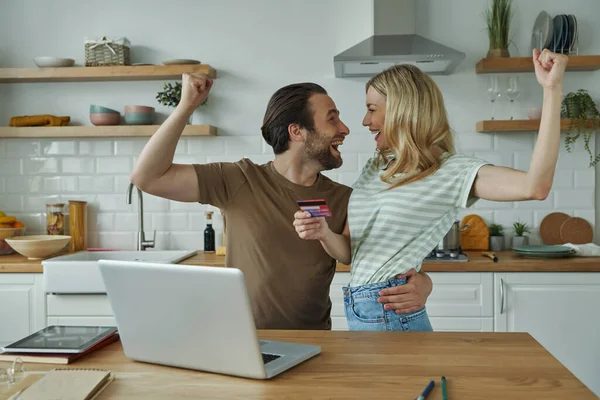 Happy Young Couple Gesturing While Shopping Online Domestic Kitchen — Stock Fotó