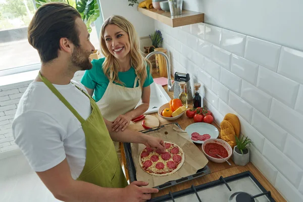 Top View Cheerful Young Couple Making Pizza Kitchen Together — Stockfoto