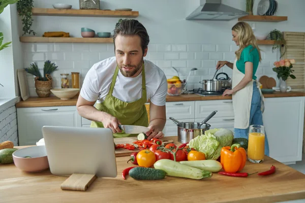 Bell Uomo Che Usa Tablet Digitale Mentre Cucina Insieme Alla — Foto Stock