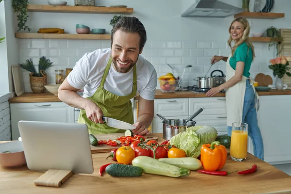 Hombre Feliz Usando Tableta Digital Mientras Cocina Junto Con Novia —  Fotos de Stock
