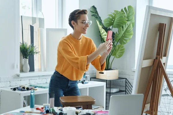 Jovem Feliz Fotografando Sua Pintura Estúdio Arte — Fotografia de Stock