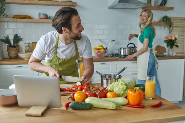 Giovane Uomo Che Utilizza Tablet Digitale Mentre Cucina Insieme Alla — Foto Stock