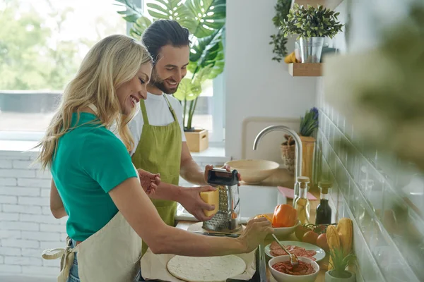 Belo Jovem Casal Fazendo Pizza Caseira Juntos Enquanto Estava Cozinha — Fotografia de Stock