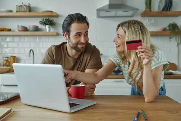 Χαρούμενο Νεαρό Ζευγάρι Που Χρησιμοποιεί Πιστωτική Κάρτα Ενώ Ψωνίζει Online — Φωτογραφία Αρχείου