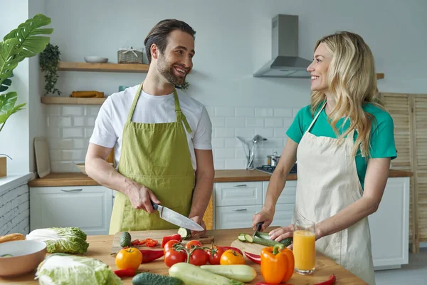 Hermosa Pareja Joven Picando Verduras Cocina Doméstica —  Fotos de Stock