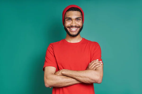 Homme Africain Heureux Gardant Les Bras Croisés Souriant Tout Tenant — Photo