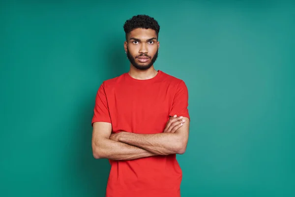 Confident African Man Keeping Arms Crossed While Standing Green Background — ストック写真