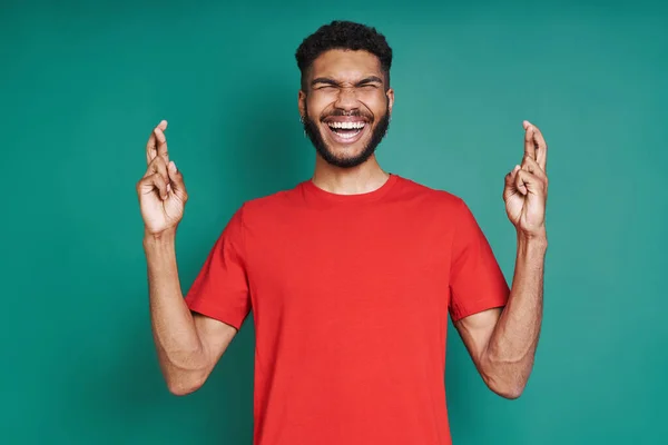 Homem Africano Alegre Apontando Para Longe Enquanto Está Contra Fundo — Fotografia de Stock