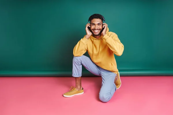 Handsome Man Headphones Looking Camera Smiling While Sitting Colorful Background — ストック写真