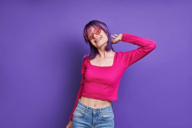 Morarmış arka planda dans eden neşeli genç bir kadın.