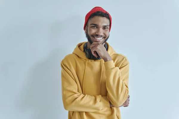 Handsome African Man Keeping Arms Crossed Smiling While Standing Wall — Stock fotografie