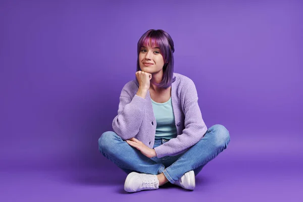 Beautiful Young Woman Holding Hand Chin While Sitting Purple Background — Stock Photo, Image