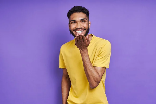 Guapo Africano Hombre Soplando Beso Sonriendo Mientras Pie Sobre Púrpura — Foto de Stock
