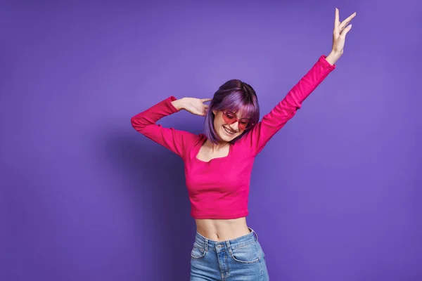 Счастливая Девушка Танцует Стоя Фиолетовом Фоне — стоковое фото