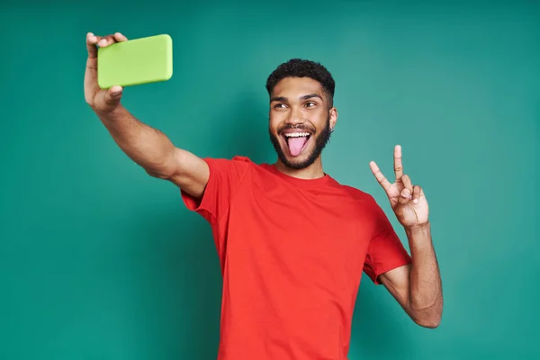 Playful African Man Making Selfie Gesturing While Standing Green Background — Stockfoto