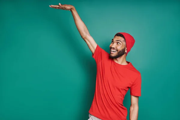 Handsome African Man Showing Height Smiling While Standing Green Background —  Fotos de Stock