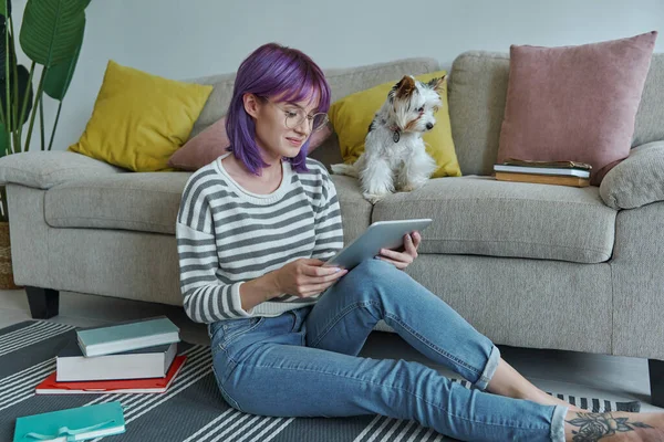 Young Woman Purple Hair Using Digital Tablet While Her Little — Stok fotoğraf