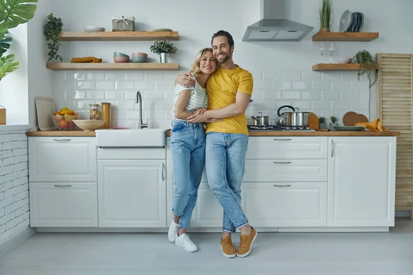 Full Length Young Couple Embracing While Standing Domestic Kitchen — Foto Stock