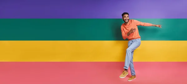 Longitud Completa Hombre Africano Feliz Bailando Sobre Fondo Colorido —  Fotos de Stock